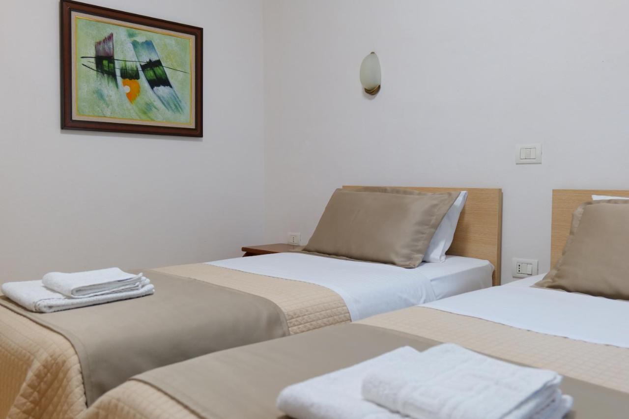Hotel Mano Sarandë Exterior foto